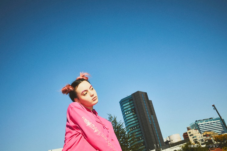 「CONVERSE STARS×おジャ魔女どれみ」パーカーの着用イメージ。