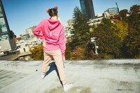 「CONVERSE STARS×おジャ魔女どれみ」パーカーの着用イメージ。