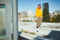 「CONVERSE STARS×おジャ魔女どれみ」パーカーの着用イメージ。