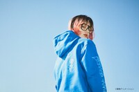 「CONVERSE STARS×おジャ魔女どれみ」パーカーの着用イメージ。