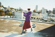 「CONVERSE STARS×おジャ魔女どれみ」パーカーの着用イメージ。