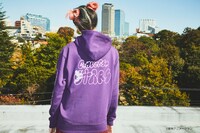 「CONVERSE STARS×おジャ魔女どれみ」パーカーの着用イメージ。