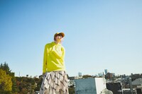 「CONVERSE STARS×おジャ魔女どれみ」パーカーの着用イメージ。