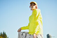 「CONVERSE STARS×おジャ魔女どれみ」パーカーの着用イメージ。