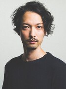 河合和己役の永岡卓也。