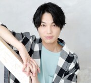 島崎慎吾役の松本祐一。