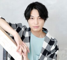 島崎慎吾役の松本祐一。