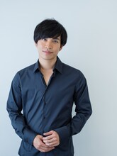 織田裕行役の鶏冠井孝介。