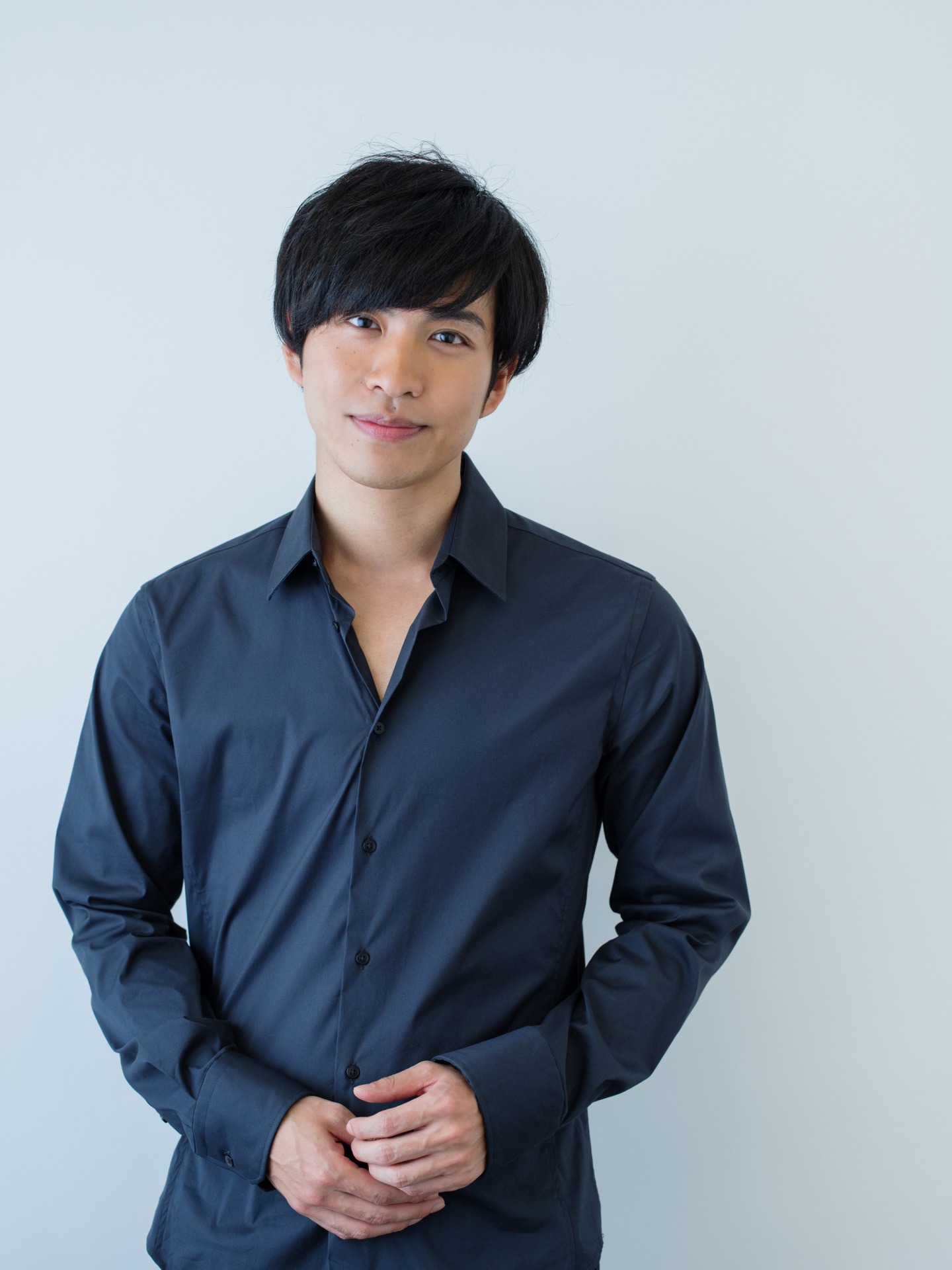 織田裕行役の鶏冠井孝介。