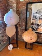 会場の様子。藤堂が自費で制作したという玉ねぎのぬいぐるみ。