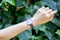 東堂尽八モデルの腕時計の使用イメージ。