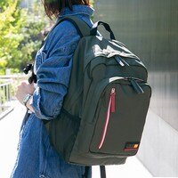 巻島裕介モデルのリュックの使用イメージ。