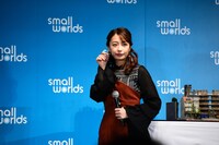 SMALL WORLDS TOKYO発表会にて。宇垣美里とそのフィギュア。