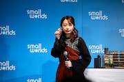 SMALL WORLDS TOKYO発表会にて。宇垣美里とそのフィギュア。