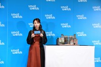 SMALL WORLDS TOKYO発表会にて。宇垣美里とそのフィギュア。