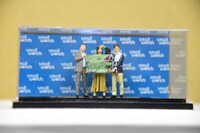 SMALL WORLDS TOKYO発表会にて。左からそれぞれ福田太一氏、宇垣美里、近藤正拡氏のフィギュア。