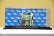 SMALL WORLDS TOKYO発表会にて。左からそれぞれ福田太一氏、宇垣美里、近藤正拡氏のフィギュア。