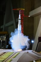 「スペースセンターエリア」に展示されるロケット。発射時の様子を収めた。