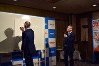 中井によるライブドローイング。