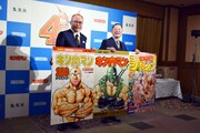 本日発売された「キン肉マン」関連作品の表紙パネルを持つ、ゆでたまごの中井義則（左）と嶋田隆司（右）。