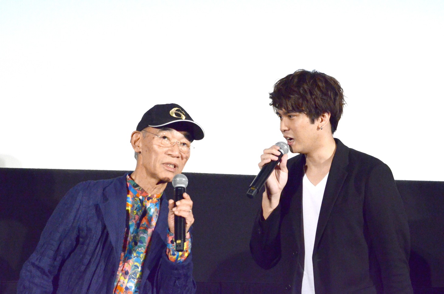 左から富野由悠季、石井マーク。