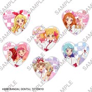 オリジナルグッズのトレーディングハート缶バッジ。