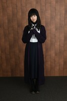 井本彩花扮するマジョこと九条翡翠。