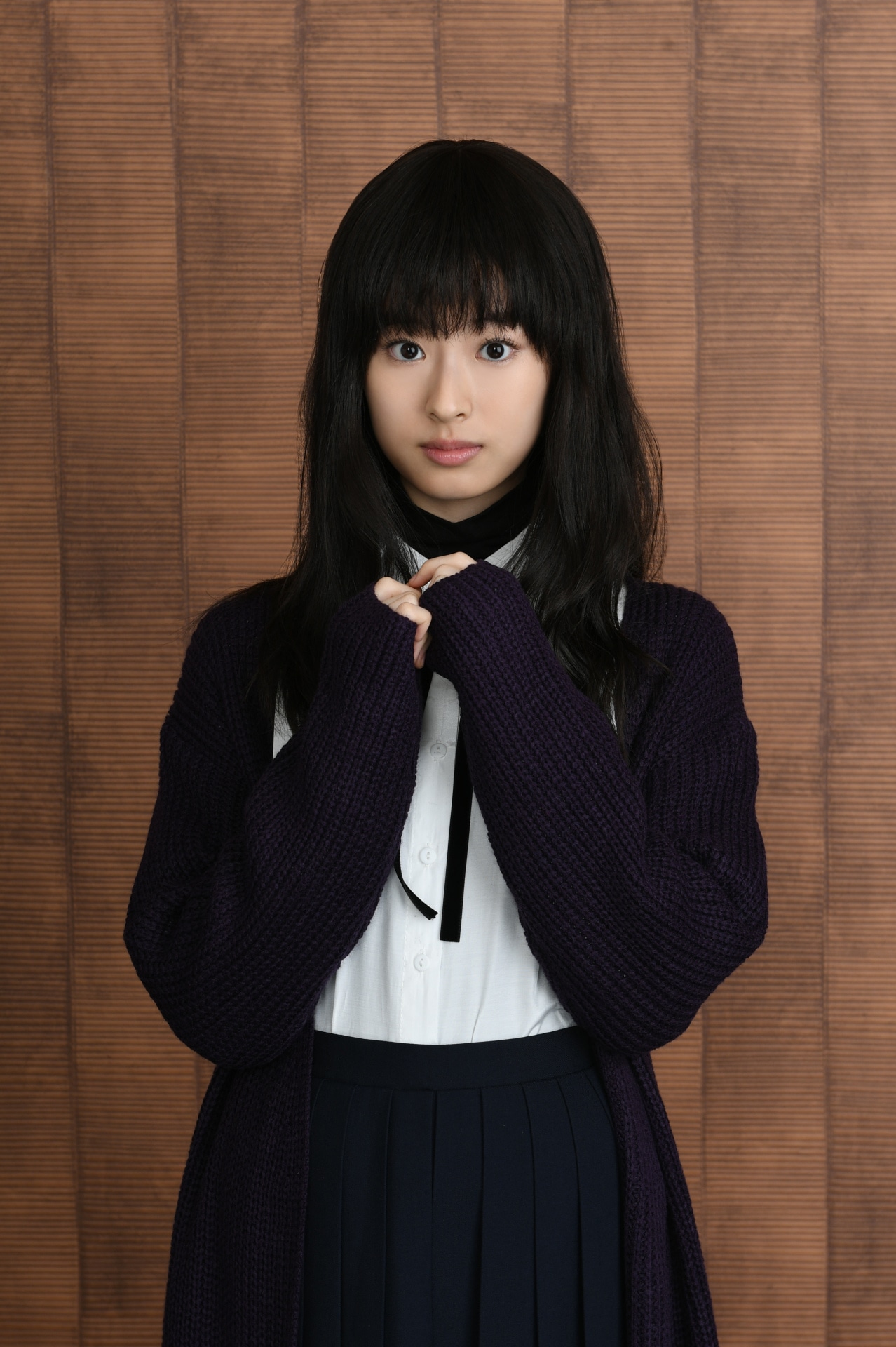 井本彩花扮するマジョこと九条翡翠。