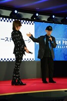 左からSUGIZO、富野由悠季。