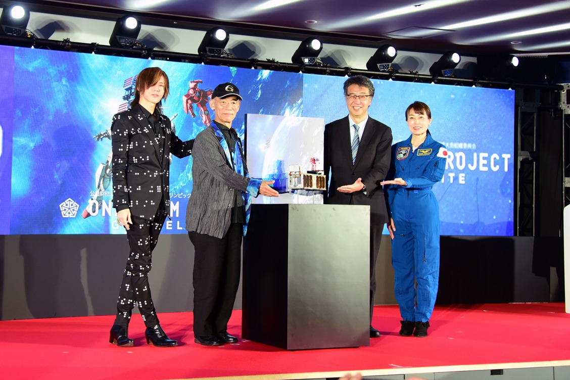 「G-SATELLITE 宇宙へ」記者会見より。左からSUGIZO、富野由悠季、中須賀真一教授、宇宙飛行士の山崎直子氏。