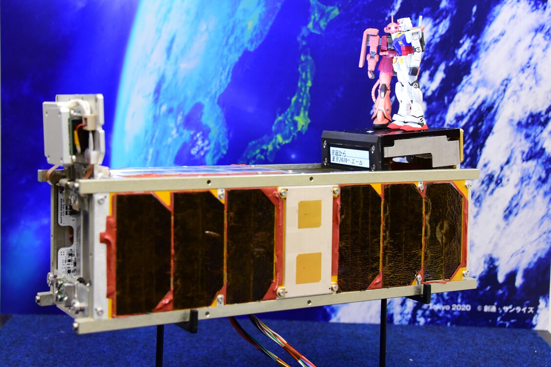 超小型衛星・G-SATELLITEとガンプラのレプリカ。