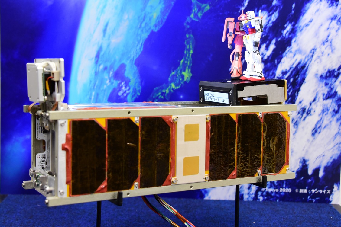 超小型衛星・G-SATELLITEとガンプラのレプリカ。