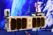 超小型衛星・G-SATELLITEとガンプラのレプリカ。