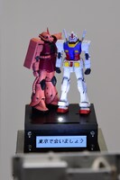 シャア専用ザク、ガンダムのガンプラおよび電光掲示板。