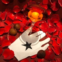 「ライチ☆光クラブ」をモチーフにしたカクテル「ゼラに忠誠を誓うカクテル」。