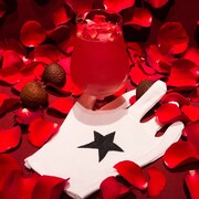 「ライチ☆光クラブ」をモチーフにしたノンアルコールカクテル「薔薇の処刑」。