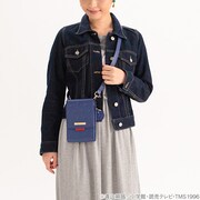 「名探偵コナン 本革ショルダーウォレット」コナンモデルの着用イメージ。