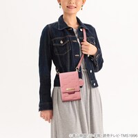 「名探偵コナン 本革ショルダーウォレット」灰原モデルの着用イメージ。