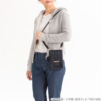 「名探偵コナン 本革ショルダーウォレット」赤井モデルの着用イメージ。