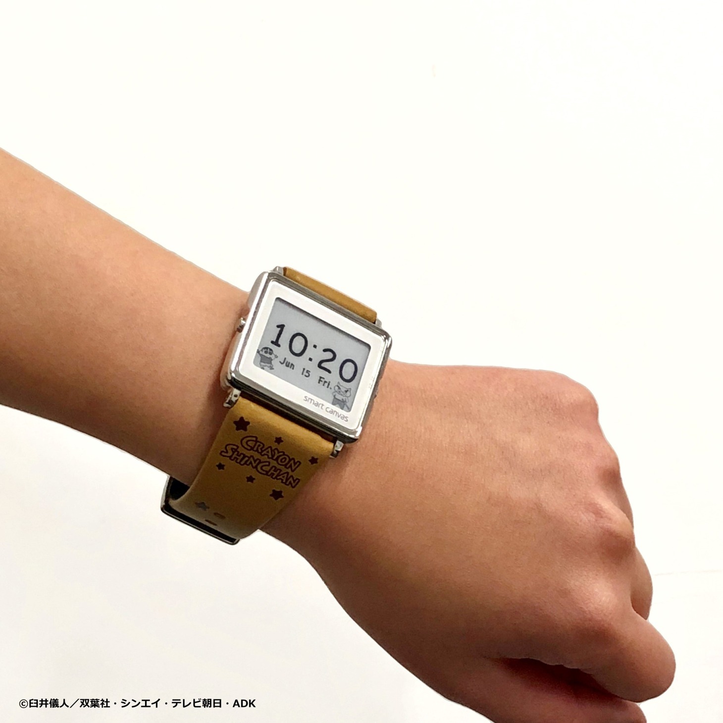 「クレヨンしんちゃん×smart canvas（スマートキャンバス）デジタル腕時計」の「セピアしんちゃん柄」着用イメージ。