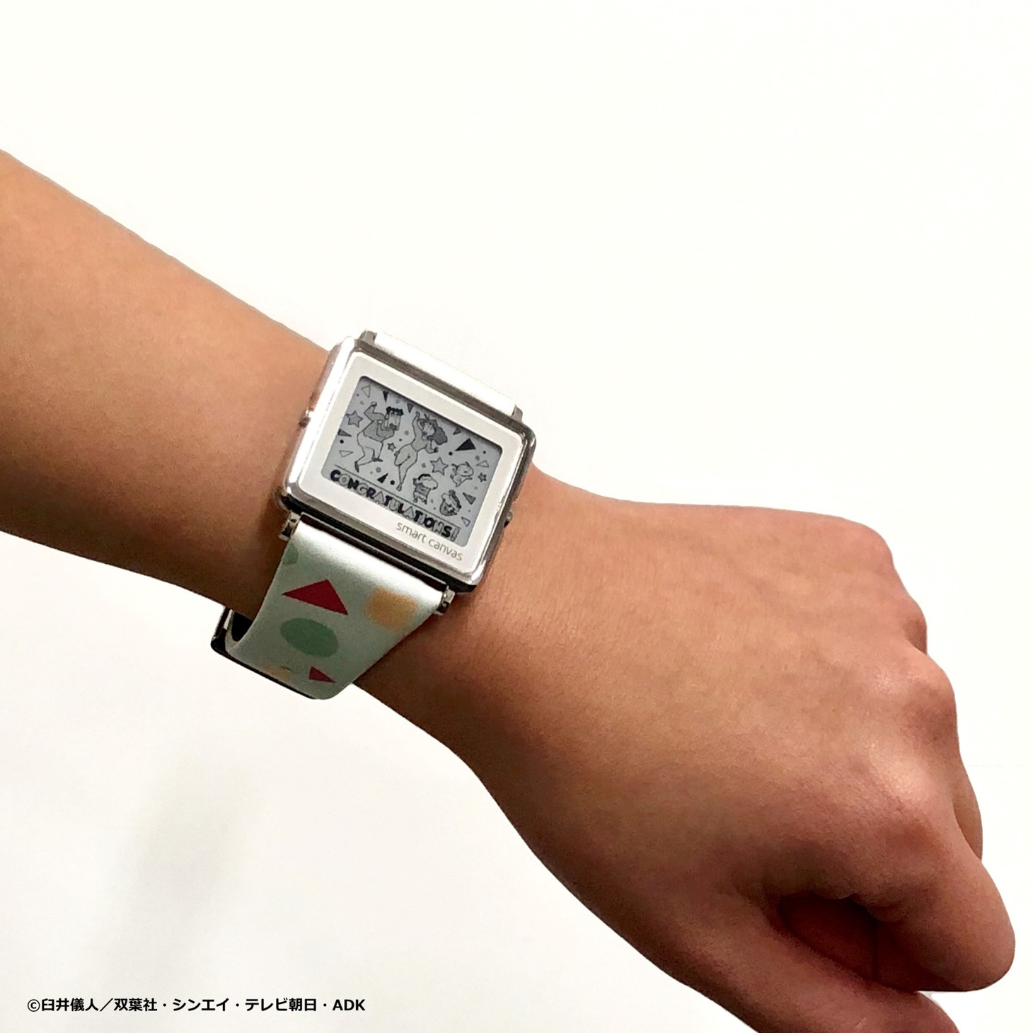 「クレヨンしんちゃん×smart canvas（スマートキャンバス）デジタル腕時計」の「パジャマ柄」着用イメージ。