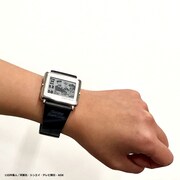 「クレヨンしんちゃん×smart canvas（スマートキャンバス）デジタル腕時計」の「ひろしのネクタイ柄」着用イメージ。