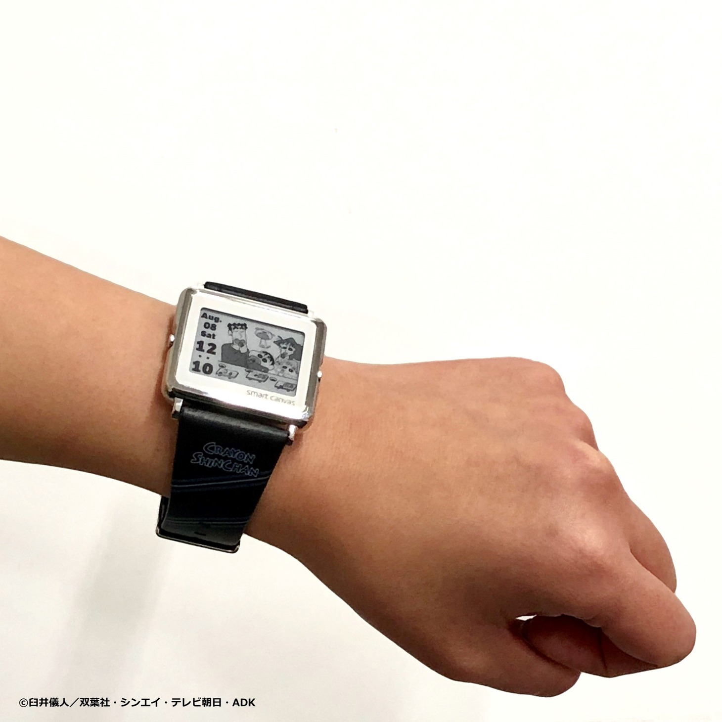 「クレヨンしんちゃん×smart canvas（スマートキャンバス）デジタル腕時計」の「ひろしのネクタイ柄」着用イメージ。