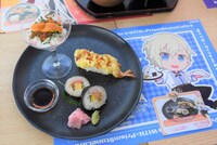 「ショウゴのSUSHI～ウニコンをイメージしたカクテルライスパフェを添えて～」。ウニとイクラが乗ったライスパフェ、海老天寿司、海苔巻きという豪華な一皿だ。