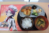 アジのトマト煮とホッケの干物が乗った「マジ！アジほっけ～定食!!」。