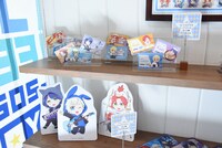 販売グッズの一部。なおコヨイの弾くキーボードには、あるこだわりが隠されている。