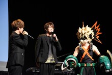 左から岡本信彦、石川界人、爆豪の着ぐるみ。