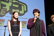 左から今田美桜、井上芳雄。