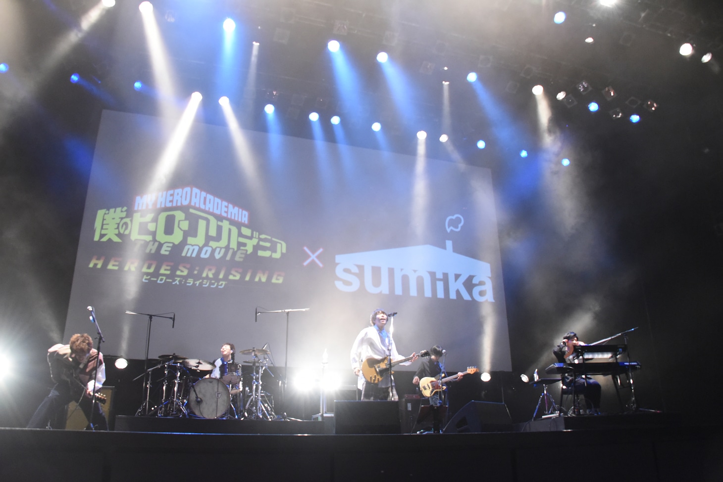 sumikaのライブの様子。