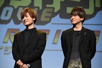 左から岡本信彦、石川界人。